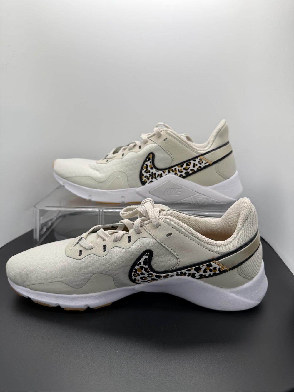 Nike Women's Legend Essential 2 Premium  - W9